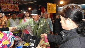 余天市場掃街拜票　衝刺選情尋求連任的民進黨立委參選人余天（前中）7日到三重幸福市場掃街拜票，表示會加倍努力衝刺選情，爭取選民支持。中央社記者王鴻國攝　108年12月7日