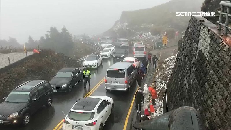 上山賞雪！2公里車龍癱瘓台14甲線