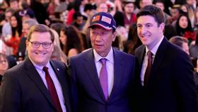 郭台銘造訪美國威州　與員工同歡鴻海創辦人郭台銘（中）美國時間6日造訪威斯康辛州，與當地政界人物、員工和社區領袖同歡。（鴻海提供）中央社記者鍾榮峰傳真　108年12月7日