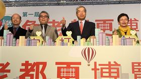 第一屆危老+都更博覽會登場第一屆危老+都更博覽會7日登場，由主辦單位財訊社長兼發行人謝金河（右二）、內政部次長花敬群（左二）、財政部次長莊翠雲（右一）以及共同主辦單位台企銀董事長黃博怡（左一）共同宣布啟動。中央社記者吳佳蓉攝　108年12月7日