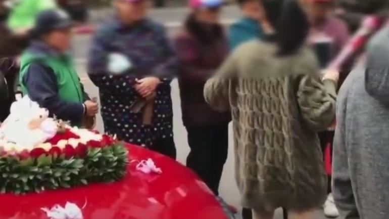 堵婚車討喜錢！大媽：不給不能生貴子