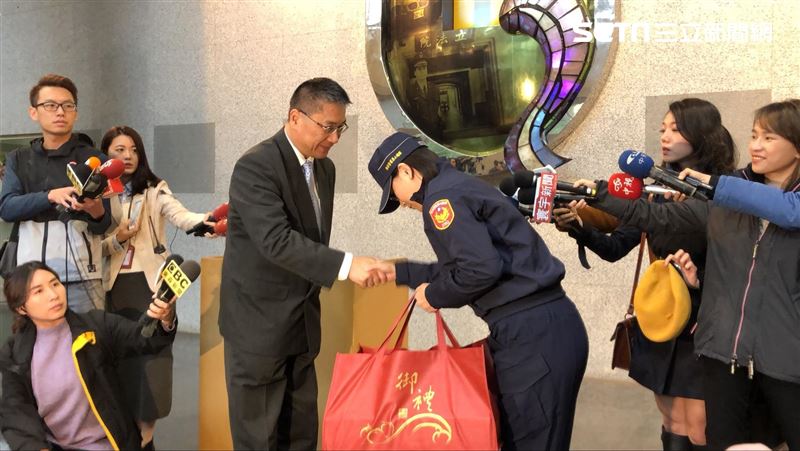 女警官遭藍委猛推　內政部長慰問力挺