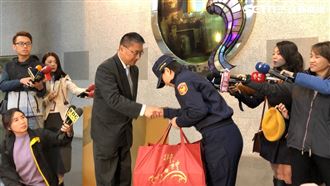 女警官遭藍委猛推　內政部長慰問力挺