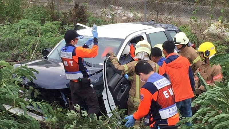 台中警車自撞翻落邊坡　2警1嫌受傷