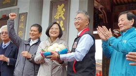 總統參拜六堆忠義祠　客家鄉親祝當選總統蔡英文（左3）7日前往屏東縣竹田鄉六堆忠義祠參拜，客家鄉親特別送上粽子與包子預祝蔡總統連任。中央社記者郭芷瑄攝　108年12月7日