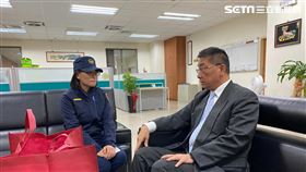 內政部長徐國勇前往保六總隊慰問被立委陳宜民推擠的陳姓女警官（翻攝畫面）