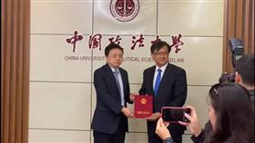 香港立法會建制派議員何君堯昨天獲中國政法大學頒發名譽博士學位。（圖／翻攝自facebook.com/JuniusHoKwanYiu）