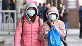 北台天氣偏涼  注意保暖中央氣象局指出，3日白天持續受大陸冷氣團影響，北台灣整天偏涼。台北街頭民眾穿著保暖衣物、戴口罩禦寒。中央社記者王飛華攝  108年12月3日