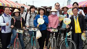 嘉義市花海節登場　黃敏惠現身同樂2019嘉義市花海節7日正式登場，面積14公頃的壯麗花海令民眾流連忘返，市長黃敏惠（前左4）到場同樂，與騎單車賞花的民眾拍照留念。（嘉義市政府提供）中央社記者黃國芳傳真　108年12月7日