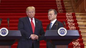 南韓總統文在寅和美國總統川普將於23日在紐約舉行領袖會談，這將是文在寅上台以來舉行的第9次韓美峰會，預計雙方將就北韓非核化談判等問題進行討論。（圖／美聯社／達志影像）