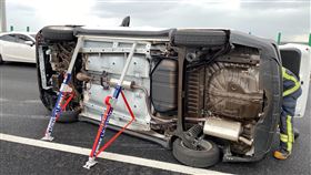 國5駕駛為閃鳥側翻　幸繫安全帶保住一命國道5號南下34.6公里處7日發生自小客車側翻意外，駕駛疑為閃避路中禽鳥，自撞外側護欄後側翻，所幸駕駛與乘客當時都有繫安全帶，保住一命。（宜蘭縣消防局提供）中央社記者沈如峰宜蘭縣傳真　108年12月7日