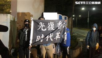 抗議人士現身！拉布條高喊陳小春自首