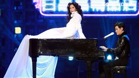 周興哲擔任莫文蔚「絕色莫文蔚世界巡迴演唱會-巔峰之旅」台北安可場嘉賓。（圖／記者邱榮吉攝影）