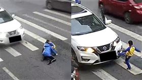斑馬線,車禍,男童,保護媽媽,被撞,重慶,暖舉,霸氣,踹
