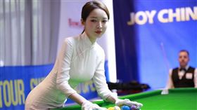 微博,臉龐,選手,比賽,旗袍,裁判,大陸,王鐘瑤,撞球,正妹,身材,S曲線　圖／翻攝自微博