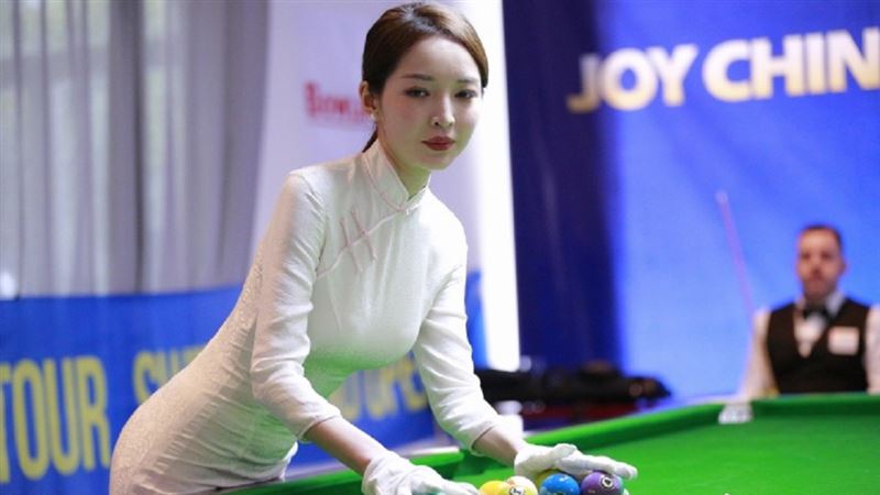 撞球女裁判穿「開衩」旗袍！引網暴動