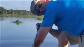 釣魚,鱷魚,鯰魚,魚餌,爆笑公社,魚,湖泊,Barstool Sports　圖／翻攝自YouTube