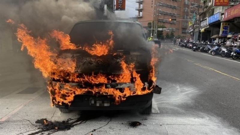 方向盤變沉重！整台車瞬間「變火球」