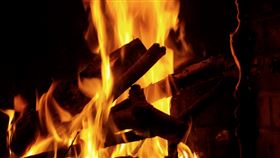 火 焚燒
https://www.flickr.com/photos/barbostick/5093286944/in/photolist-8L5qL9-4eCKza-2aGWbV7-cCDUz9-6cSpmL-4yfPSd-5PNZvg-FBHu4-FBGx7-FBHxn-emu6mh-DKVGf-8jD2AL-6cNgN8-Jt2wU-rcFZM-9BA1Gm-2eMo7-DKUHc-7cCM