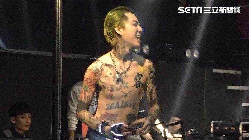 謝和弦抓不怕　夜店開唱喊大麻合法化