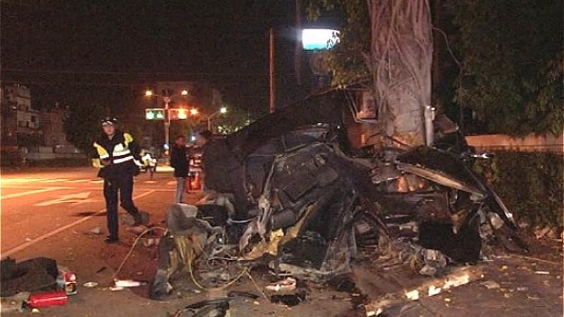 高雄車禍！賓士車撞路樹、2兄弟慘死