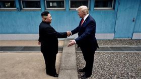 北韓駐聯合國大使金星7日表示，平壤當局已不會與美國談判非核化議題。圖為北韓領導人金正恩（左）和美國總統川普6月30日在分隔南北韓的非軍事區（DMZ）第3度會談。（圖取自twitter.com/Scavino45）