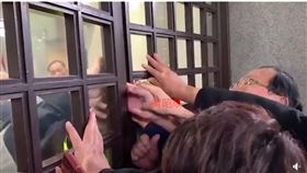 陳玉珍手被門夾傷…關鍵影片曝光！網驚呆：兇手竟是自己人（圖／翻攝自臉書打馬悍將粉絲團）