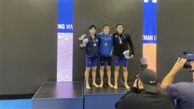 王冠閎美國公開賽200蝶摘銀（1）建國中學17歲小將王冠閎（左）8日在亞特蘭大舉行的美國公開賽男子200公尺蝶式決賽以1分55秒82摘銀，是台灣第一個在此賽事奪牌的選手，面對明年奧運，也希望為台灣爭取好成績。（教練黃智勇提供）中央社記者黃巧雯傳真　108年12月8日