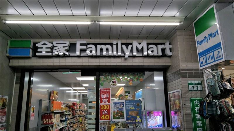 超商店員抱病工作　顧客這舉動暖哭她