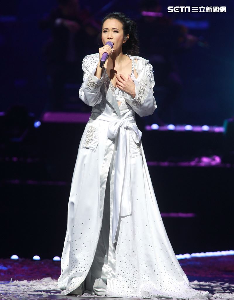 莫文蔚台北小巨蛋舉行「絕色莫文蔚世界巡迴演唱會-巔峰之旅」台北安可場，現場脫衣辣曬長腿霸氣開唱。（記者邱榮吉/攝影）