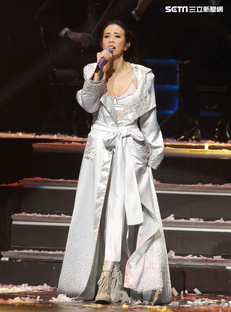 莫文蔚台北小巨蛋舉行「絕色莫文蔚世界巡迴演唱會-巔峰之旅」台北安可場，現場脫衣辣曬長腿霸氣開唱。（記者邱榮吉/攝影）