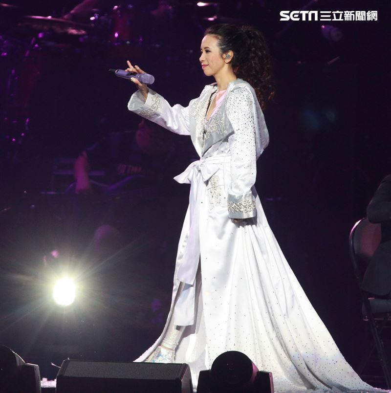 莫文蔚台北小巨蛋舉行「絕色莫文蔚世界巡迴演唱會-巔峰之旅」台北安可場，現場脫衣辣曬長腿霸氣開唱。（記者邱榮吉/攝影）