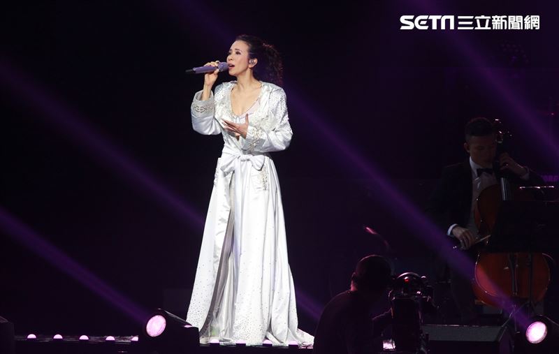莫文蔚台北小巨蛋舉行「絕色莫文蔚世界巡迴演唱會-巔峰之旅」台北安可場，現場脫衣辣曬長腿霸氣開唱。（記者邱榮吉/攝影）