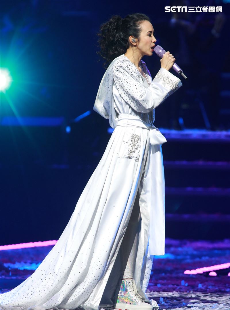 莫文蔚台北小巨蛋舉行「絕色莫文蔚世界巡迴演唱會-巔峰之旅」台北安可場，現場脫衣辣曬長腿霸氣開唱。（記者邱榮吉/攝影）