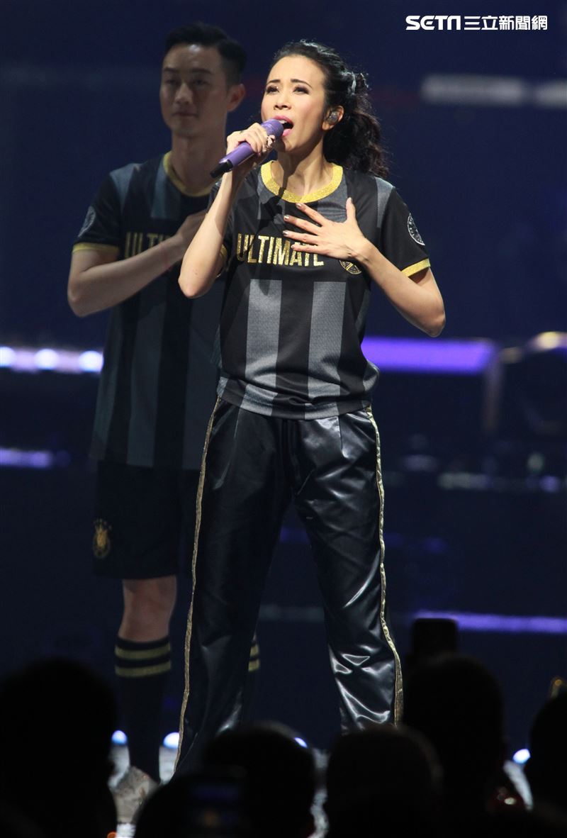 莫文蔚台北小巨蛋舉行「絕色莫文蔚世界巡迴演唱會-巔峰之旅」台北安可場，現場脫衣辣曬長腿霸氣開唱。（記者邱榮吉/攝影）