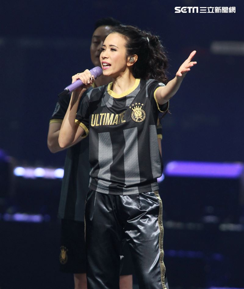 莫文蔚台北小巨蛋舉行「絕色莫文蔚世界巡迴演唱會-巔峰之旅」台北安可場，現場脫衣辣曬長腿霸氣開唱。（記者邱榮吉/攝影）