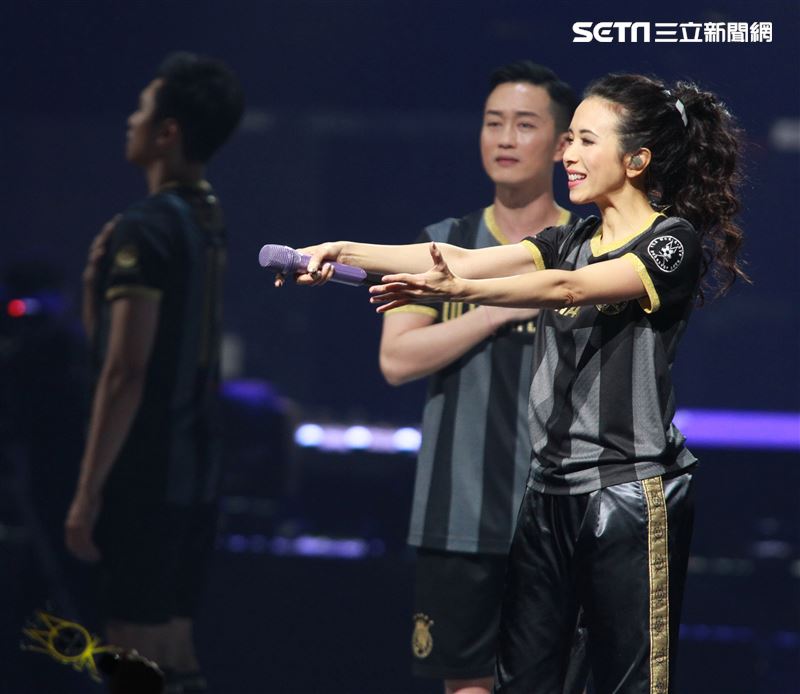 莫文蔚台北小巨蛋舉行「絕色莫文蔚世界巡迴演唱會-巔峰之旅」台北安可場，現場脫衣辣曬長腿霸氣開唱。（記者邱榮吉/攝影）