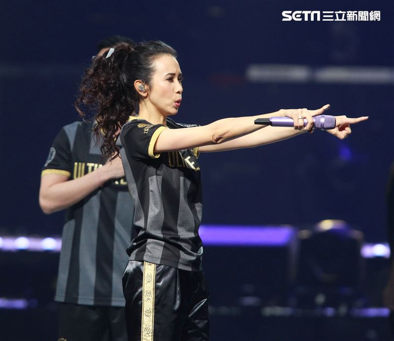 莫文蔚台北小巨蛋舉行「絕色莫文蔚世界巡迴演唱會-巔峰之旅」台北安可場，現場脫衣辣曬長腿霸氣開唱。（記者邱榮吉/攝影）