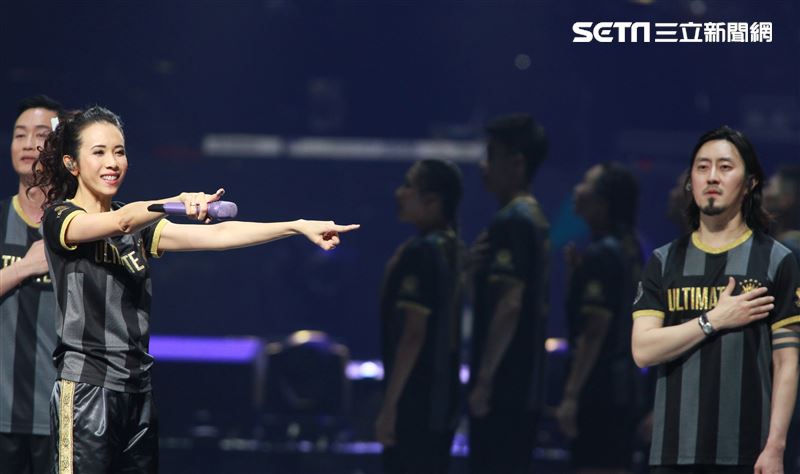 莫文蔚台北小巨蛋舉行「絕色莫文蔚世界巡迴演唱會-巔峰之旅」台北安可場，現場脫衣辣曬長腿霸氣開唱。（記者邱榮吉/攝影）