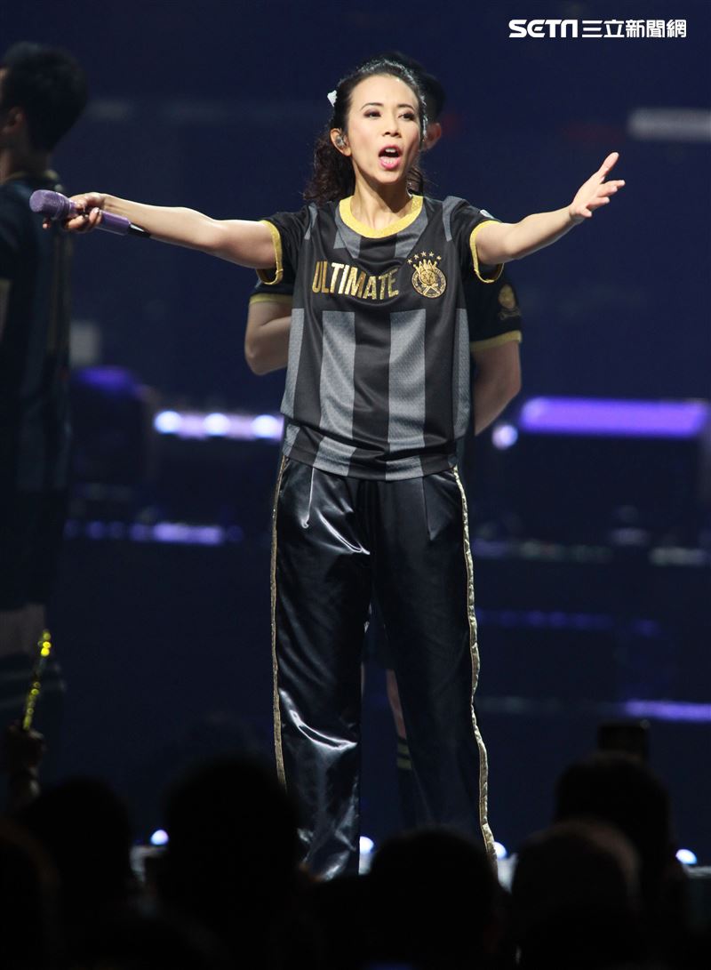 莫文蔚台北小巨蛋舉行「絕色莫文蔚世界巡迴演唱會-巔峰之旅」台北安可場，現場脫衣辣曬長腿霸氣開唱。（記者邱榮吉/攝影）
