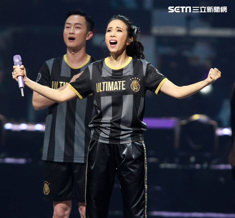 莫文蔚台北小巨蛋舉行「絕色莫文蔚世界巡迴演唱會-巔峰之旅」台北安可場，現場脫衣辣曬長腿霸氣開唱。（記者邱榮吉/攝影）