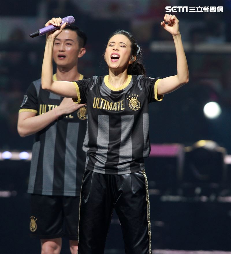 莫文蔚台北小巨蛋舉行「絕色莫文蔚世界巡迴演唱會-巔峰之旅」台北安可場，現場脫衣辣曬長腿霸氣開唱。（記者邱榮吉/攝影）