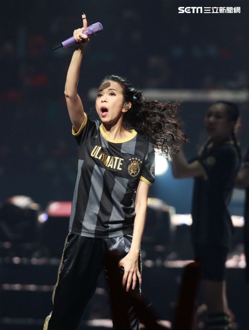 莫文蔚台北小巨蛋舉行「絕色莫文蔚世界巡迴演唱會-巔峰之旅」台北安可場，現場脫衣辣曬長腿霸氣開唱。（記者邱榮吉/攝影）
