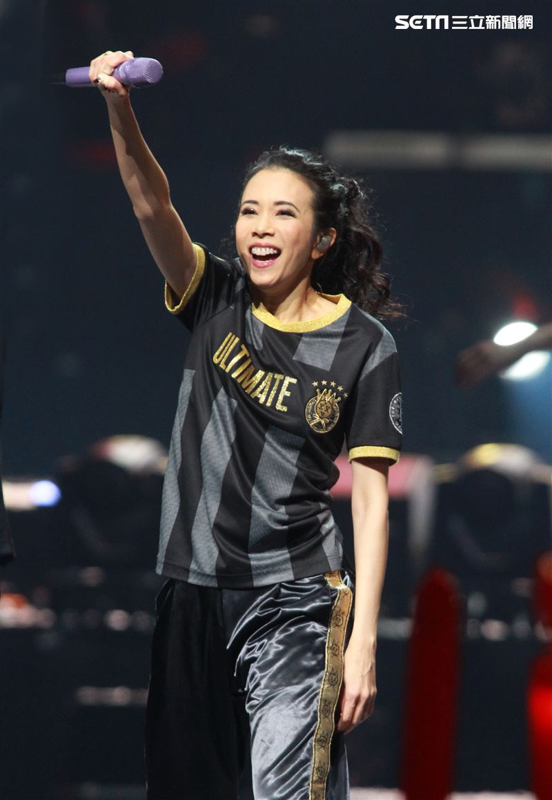 莫文蔚台北小巨蛋舉行「絕色莫文蔚世界巡迴演唱會-巔峰之旅」台北安可場，現場脫衣辣曬長腿霸氣開唱。（記者邱榮吉/攝影）