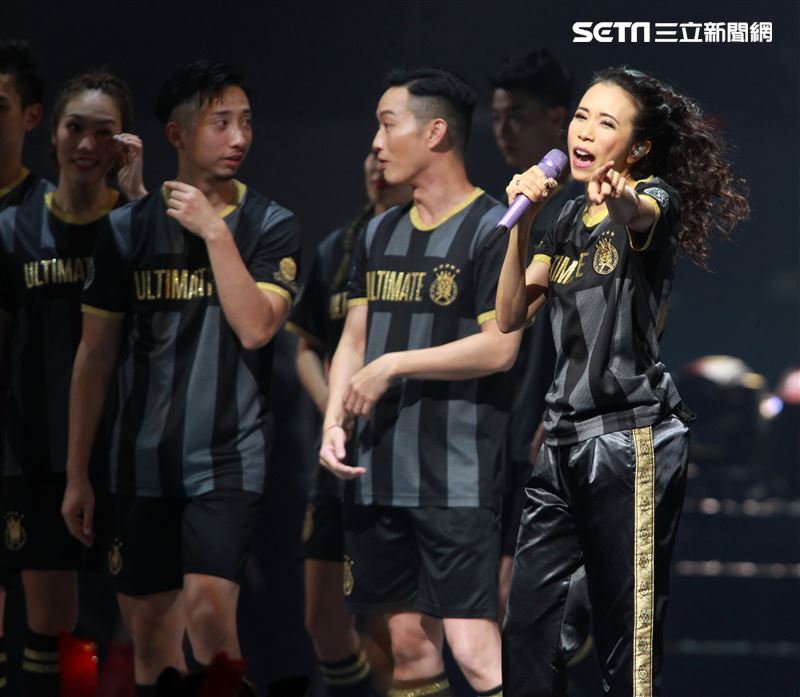 莫文蔚台北小巨蛋舉行「絕色莫文蔚世界巡迴演唱會-巔峰之旅」台北安可場，現場脫衣辣曬長腿霸氣開唱。（記者邱榮吉/攝影）