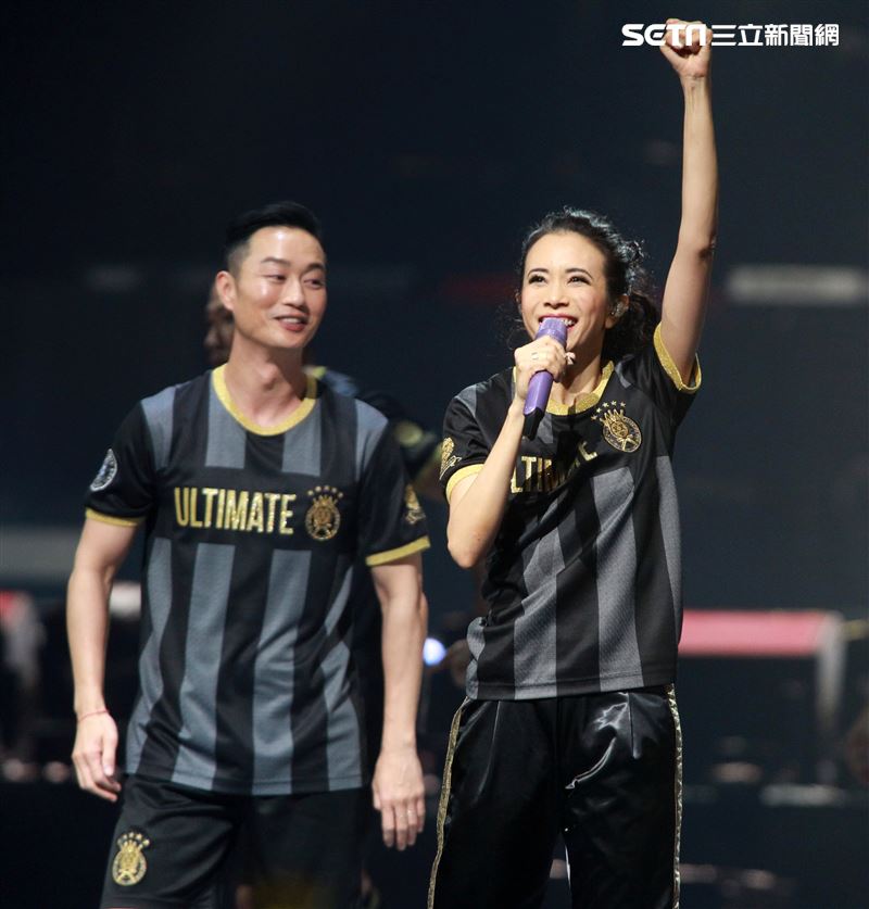 莫文蔚台北小巨蛋舉行「絕色莫文蔚世界巡迴演唱會-巔峰之旅」台北安可場，現場脫衣辣曬長腿霸氣開唱。（記者邱榮吉/攝影）