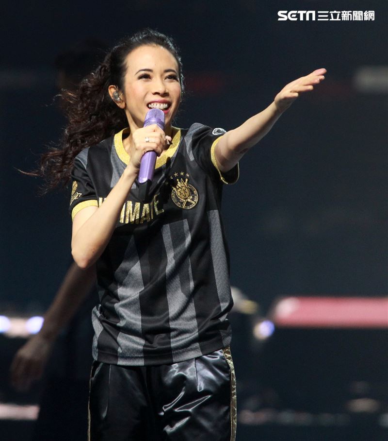 莫文蔚台北小巨蛋舉行「絕色莫文蔚世界巡迴演唱會-巔峰之旅」台北安可場，現場脫衣辣曬長腿霸氣開唱。（記者邱榮吉/攝影）