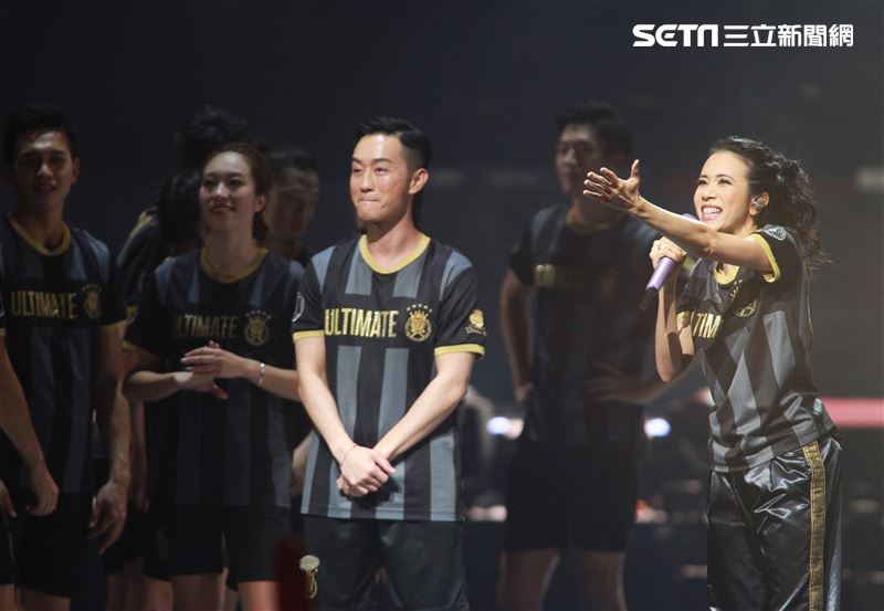 莫文蔚台北小巨蛋舉行「絕色莫文蔚世界巡迴演唱會-巔峰之旅」台北安可場，現場脫衣辣曬長腿霸氣開唱。（記者邱榮吉/攝影）