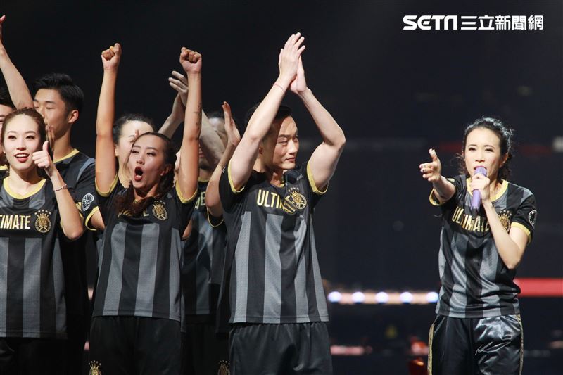 莫文蔚台北小巨蛋舉行「絕色莫文蔚世界巡迴演唱會-巔峰之旅」台北安可場，現場脫衣辣曬長腿霸氣開唱。（記者邱榮吉/攝影）