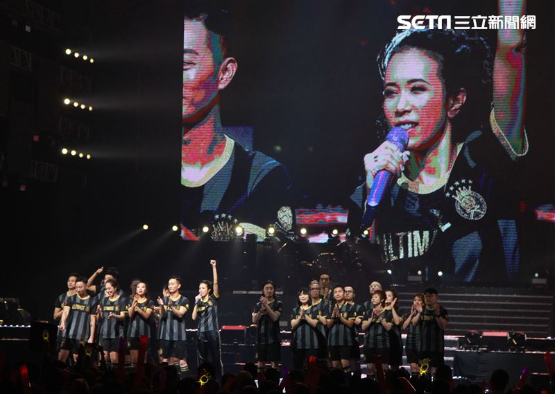 莫文蔚台北小巨蛋舉行「絕色莫文蔚世界巡迴演唱會-巔峰之旅」台北安可場，現場脫衣辣曬長腿霸氣開唱。（記者邱榮吉/攝影）